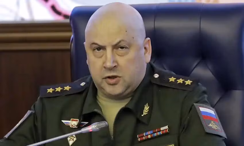 Vài năm sau khi tốt nghiệp đại học và mang quân hàm đại úy, Sulovkin nhận lệnh dẫn quân vào trung tâm Moscow để bảo vệ các cơ sở nhà nước. Trên đường đi, một chiếc ô tô trong đoàn xe đã bị đốt cháy bởi những người biểu tình; những người cho rằng, lực lượng này muốn bắt giữ cựu Tổng thống Nga Boris Yeltsin. 