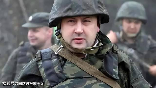 Vậy tướng Sulovkin là người như thế nào? Một số thông tin cho biết, tướng Sulovkin sinh ra ở Novosibirsk vào năm 1966. Cha của ông là một phi công, nhưng mất sớm. Khí chất quân nhân và kỹ năng lãnh đạo đã bộc lộ ngay từ những ngày còn đi học trường phổ thông. 