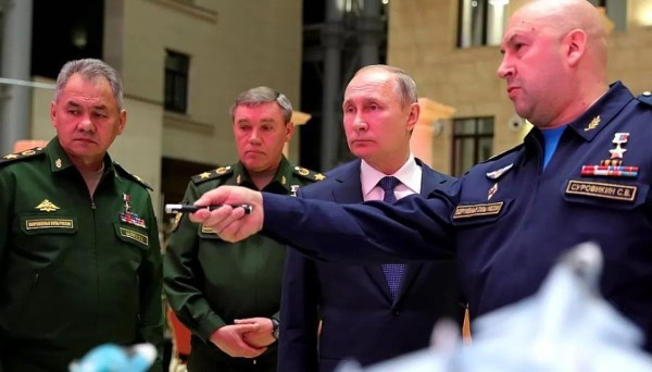 Sulovkin có năng khiếu về toán học nhưng cuối cùng đã chọn Trường Quân sự Omsk; kỹ năng phân tích và tư duy chiến lược giúp ông trở thành một trong những học viên hàng đầu. Năm 1989, tại Khu thí nghiệm và thử nghiệm khoa học pháo binh Gorokhovitz, anh đã liều mạng lái một chiếc xe tải chở đầy đạn thật bị bốc cháy xuống nước, để tránh tai nạn.