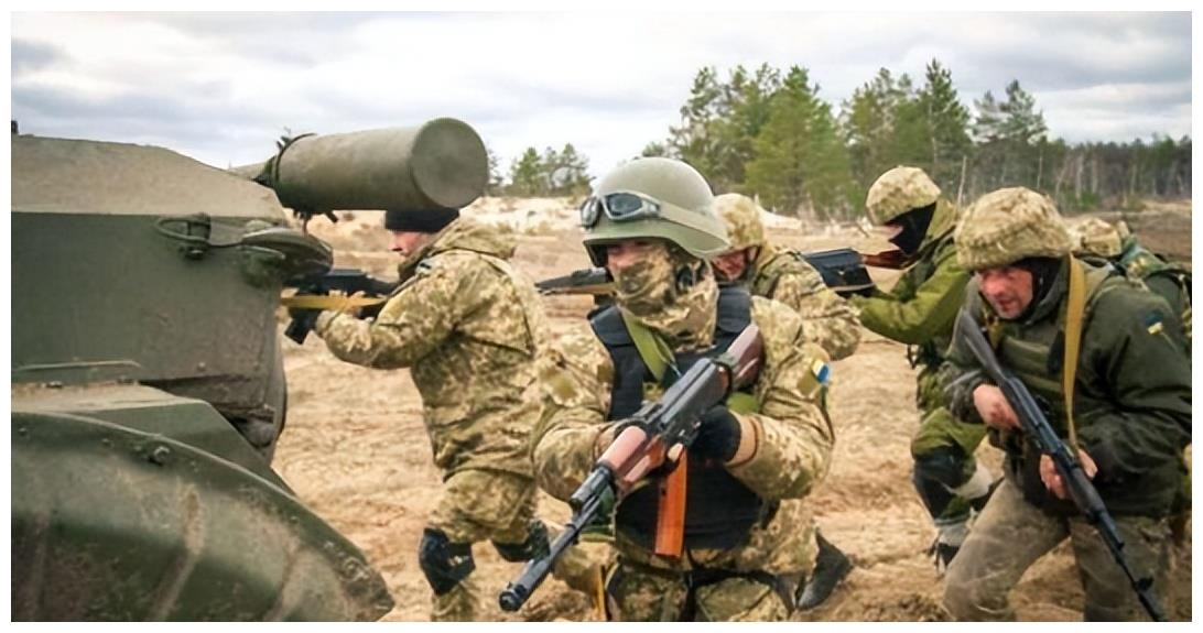 Với tốc độ “nướng quân” như vậy, đồng nghĩa Ukraine có thể mất tới 3.000 quân mỗi tháng, và số binh sĩ bị thương có thể đến 2 sư đoàn thiếu. Đây là tổn thất nghiêm trọng cho lực lượng Ukraine phòng ngự tại Donbass, với quân số khoảng 30.000 người trước khi chiến sự nổ ra và đã được bổ sung thêm sau đợt tổng động viên.