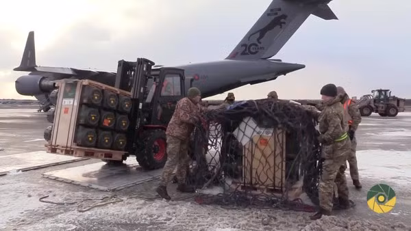 Kể từ tháng 3, các loại vũ khí, khí tài quân sự có trị giá hàng tỷ USD, đã được vận chuyển vào tỉnh Lviv của Ukraine thông qua lãnh thổ Ba Lan, và sau đó được vận chuyển đến tất cả các khu vưc của Ukraine với Lviv là trung tâm.