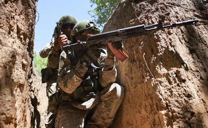 Xe bọc thép BTR vận chuyển các nhóm bộ binh ra tiền tuyến. Cứ 5-6 nhóm chiến đấu được hỗ trợ bởi một đơn vị UAV. Toàn bộ đơn vị chiến đấu gồm 70 người, mặt trận chiến đấu dài 1 km. Ở mặt trận còn có sự yểm trợ hỏa lực của pháo binh, bệ phóng tên lửa, công binh, trực thăng vũ trang và máy bay cường kích tấn công mặt đất Su-25.