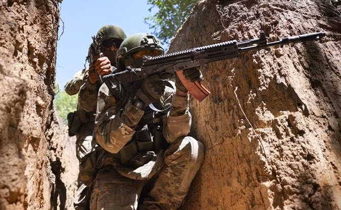 Xe bọc thép BTR vận chuyển các nhóm bộ binh ra tiền tuyến. Cứ 5-6 nhóm chiến đấu được hỗ trợ bởi một đơn vị UAV. Toàn bộ đơn vị chiến đấu gồm 70 người, mặt trận chiến đấu dài 1 km. Ở mặt trận còn có sự yểm trợ hỏa lực của pháo binh, bệ phóng tên lửa, công binh, trực thăng vũ trang và máy bay cường kích tấn công mặt đất Su-25.