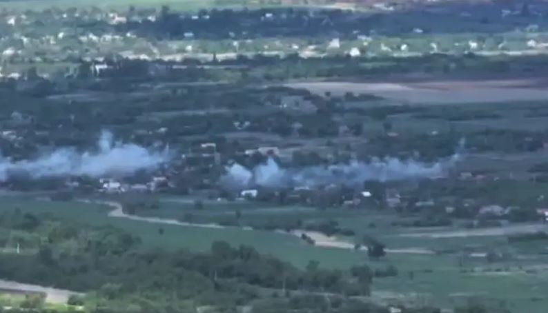 Máy bay tiêm kích bom Su-34 của Nga liên tục thả bom dẫn đường có điều khiển FAB, để phá hủy nhiều thành trì quân sự khác nhau của Ukraine. Một quả bom nặng 500-1000 kg có thể làm nổ tung cả một tòa nhà mà Quân đội Ukraine đã biến chúng thành những pháo đài phòng thủ.