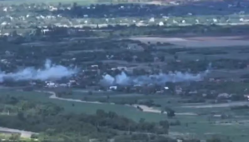 Máy bay tiêm kích bom Su-34 của Nga liên tục thả bom dẫn đường có điều khiển FAB, để phá hủy nhiều thành trì quân sự khác nhau của Ukraine. Một quả bom nặng 500-1000 kg có thể làm nổ tung cả một tòa nhà mà Quân đội Ukraine đã biến chúng thành những pháo đài phòng thủ.