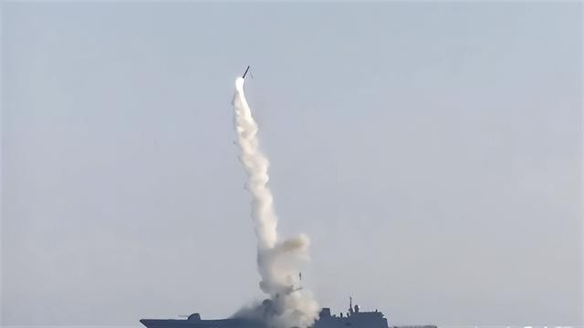 Các nhà phân tích cũng đang thắc mắc tại sao Quân đội Nga không sử dụng tên lửa siêu thanh "Zircon" này, vốn được quảng cáo là không thể bị đánh chặn bởi các hệ thống phòng không hiện có và thậm chí cả các hệ thống phòng không sẽ xuất hiện trong vài thập kỷ tới, để tấn công “phẫu thuật” các mục tiêu của Ukraine? (Nguồn ảnh: Sina, TASS, Reuters).