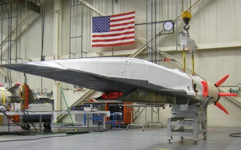 Đồng thời, nhà phân tích người Mỹ đề cập đến một số loại "mô hình kỹ thuật", cho thấy tên lửa siêu thanh ARRW cho không quân và CPS cho hải quân đang được phát triển ở Mỹ, đều "có thể dễ dàng bị tên lửa phòng không đánh chặn".