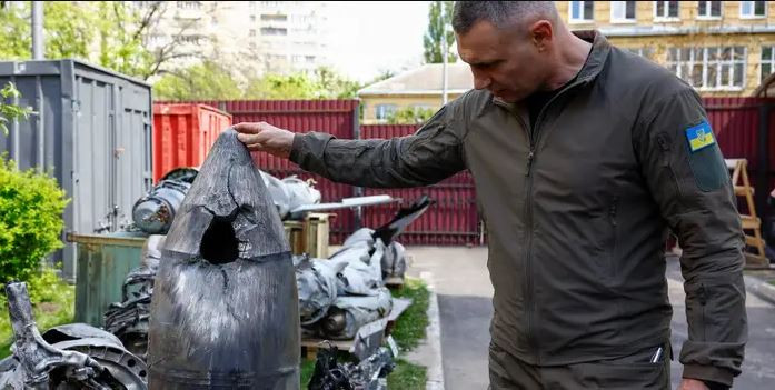 Toàn bộ vấn đề đối với cái gọi là phân tích của Wright, dựa trên cơ sở thông tin của Ukraine, cùng một bức ảnh chụp Thị trưởng thành phố Kiev Klitschko đứng gần một “vật thể khó hiểu” và có thể đó không phải là một phần của tên lửa Kinzhal của Nga.