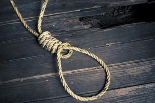 Dây siết cổ: Dây siết cổ là một sợi dây mỏng, nhưng chắc chắn, thường có tay cầm ở hai đầu. Đối tác của nó có thể là dây thừng, dây đai, dây da hoặc dây nylon. Nguyên lý sử dụng rất đơn giản: một chiếc dây siết cổ được tròng vào cổ nạn nhân và chặn đường thở hoặc bóp động mạch cảnh. 