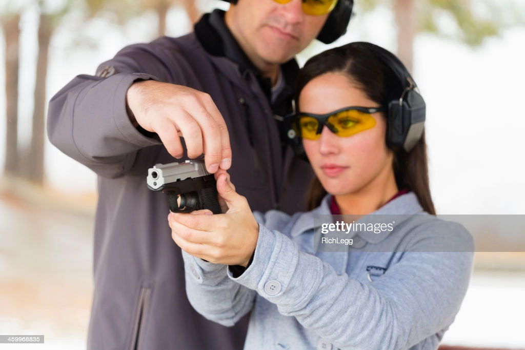 Theo thống kê của Cục điều tra Liên bang Mỹ (FBI), phụ nữ ít chọn súng làm vũ khí giết người hơn nam giới; nhưng họ vẫn sử dụng chúng thường xuyên hơn các loại vũ khí khác. Loại vũ khí phụ nữ ưa thích đứng ở vị trí thứ hai sau súng ngắn là dao; ngoài ra phụ nữ thích làm ngạt thở nạn nhân của họ, đầu độc, nhấn chìm trong bồn nước, thiêu xác, cho nổ tung và thậm chí ném nạn nhân ra ngoài cửa sổ.