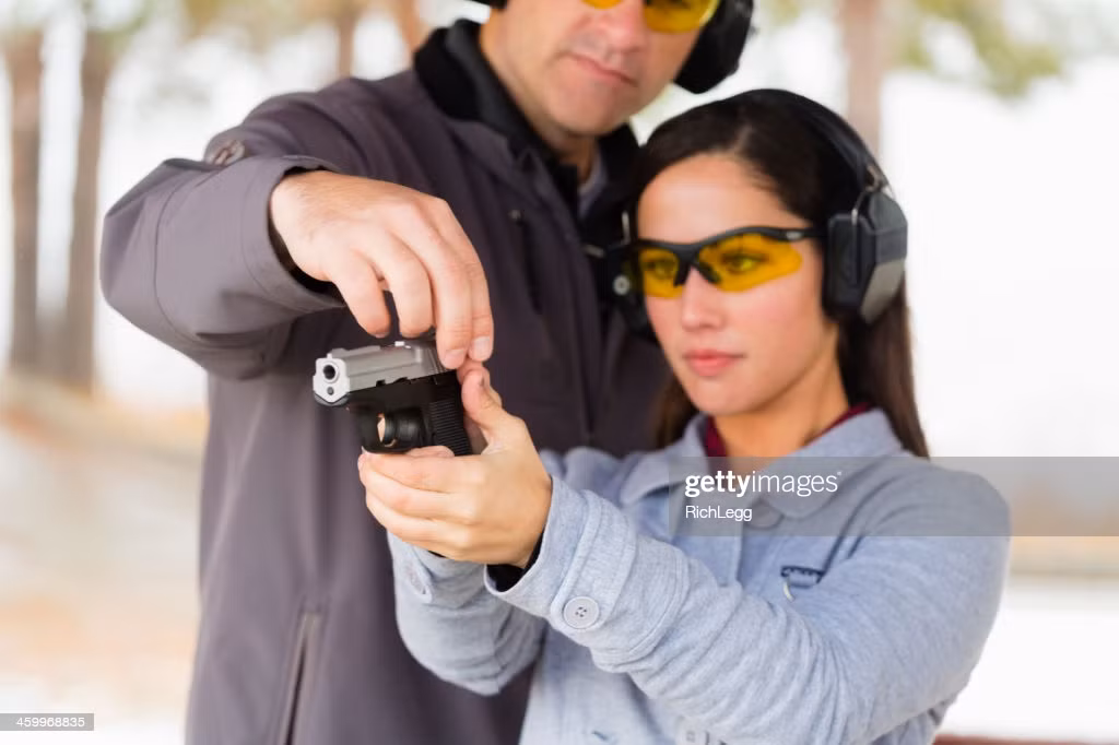 Theo thống kê của Cục điều tra Liên bang Mỹ (FBI), phụ nữ ít chọn súng làm vũ khí giết người hơn nam giới; nhưng họ vẫn sử dụng chúng thường xuyên hơn các loại vũ khí khác. Loại vũ khí phụ nữ ưa thích đứng ở vị trí thứ hai sau súng ngắn là dao; ngoài ra phụ nữ thích làm ngạt thở nạn nhân của họ, đầu độc, nhấn chìm trong bồn nước, thiêu xác, cho nổ tung và thậm chí ném nạn nhân ra ngoài cửa sổ.