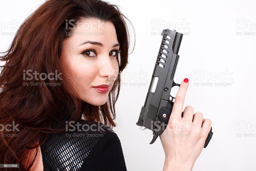 Súng ngắn: Ngày trước, trong các cửa hàng bán súng của Mỹ, bạn có thể tìm thấy rất nhiều loại súng ngắn được gọi là súng “dành cho phụ nữ” hay còn gọi là “súng đánh ghen”, khi sử dụng đạn cỡ nhỏ, tầm bắn ngắn, sức sát thương nhỏ hơn các loại súng quân dụng khác. Những khẩu súng ngắn như vậy được ngụy trang thành nhiều đồ gia dụng khác nhau và thậm chí cả đồ trang sức.