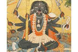 Ở Ấn Độ có một giáo phái bí mật thờ thần Kali - nữ thần chết chóc, gồm những kẻ giết người bằng phương pháp siết cổ bằng dây. Trong số họ có những người phụ nữ chuyên dụ khách du lịch và sau đó siết cổ họ bằng một dải ruy băng lụa màu vàng, trên đó buộc một đồng rupee bạc ở một đầu.