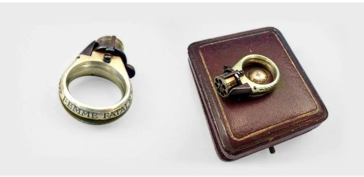 Trong một cuộc đấu giá được tổ chức vài năm trước, người ta đã bán được một chiếc nhẫn bạc có tên “Femme Fatale” với giá hơn 11 nghìn USD, được sản xuất vào năm 1870 tại Đức. Trong đó có gắn một khẩu súng ngắn ổ quay với sáu ổ đạn rất nhỏ, đã được giấu vào bên trong một chiếc nhẫn; hiện tại nó vẫn có thể hoạt động.
