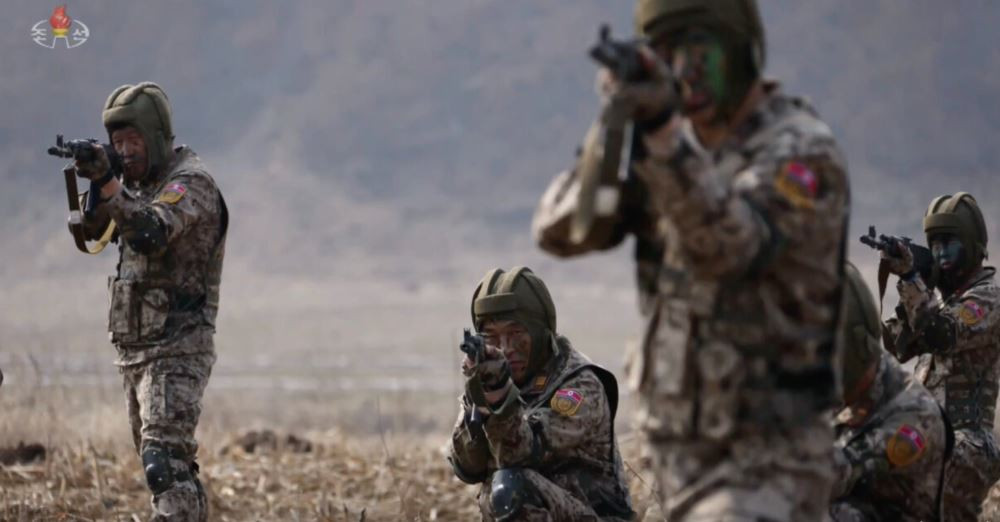 Hơn nữa, các phương tiện truyền thông Ukraine đã nhiều lần đưa tin rằng, binh sĩ Triều Tiên không có sức khỏe và kinh nghiệm chiến đấu, số lượng cũng không lớn lắm; vậy Ukraine sợ gì? Chẳng lẽ Quân đội Ukraine dày dạn chiến đấu qua 3 năm không bằng những người lính được cho là chỉ lớn bằng “đứa trẻ”?