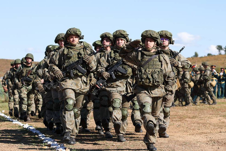 Còn đối với Quân đội Nga, họ là một quân đội mạnh, với vũ khí và chiến thuật hiện đại; nhưng quân số mỏng, lại bị dàn trải trên một chiến trường quá rộng lớn. Vì vậy, nhu cầu tăng cường quân số và mở rộng quân đội là cấp thiết.