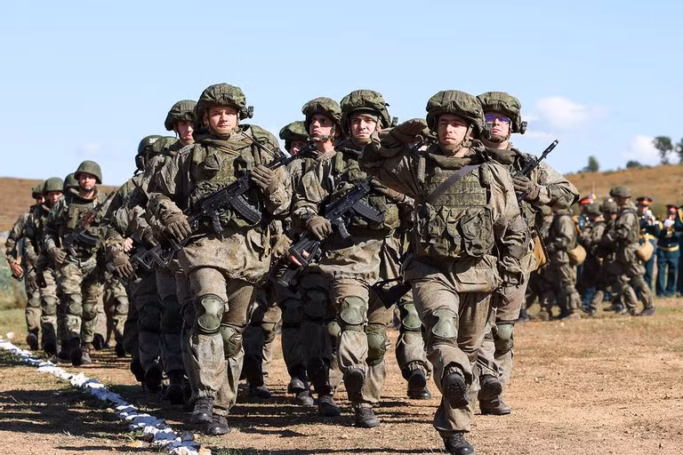 Còn đối với Quân đội Nga, họ là một quân đội mạnh, với vũ khí và chiến thuật hiện đại; nhưng quân số mỏng, lại bị dàn trải trên một chiến trường quá rộng lớn. Vì vậy, nhu cầu tăng cường quân số và mở rộng quân đội là cấp thiết.