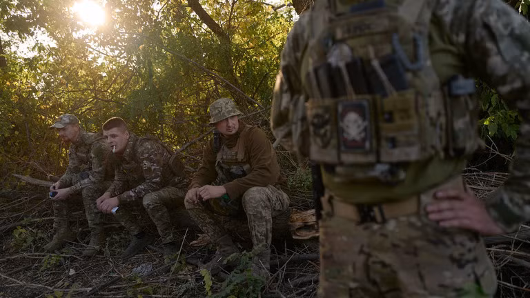 Tổng thống Zelensky kêu gọi các đồng minh giúp đỡ Ukraine. Nguyên nhân có thể không phải là binh sĩ Triều Tiên quá mạnh, mà là binh sĩ Ukraine quá yếu và tinh thần chiến đấu “xuống dốc” nghiêm trọng. Nếu như trong nửa đầu cuộc chiến, quân Ukraine và quân Nga “ngang tài ngang sức”, thắng thua lẫn nhau, nên Quân đội Nga không giành được nhiều chiến thắng.