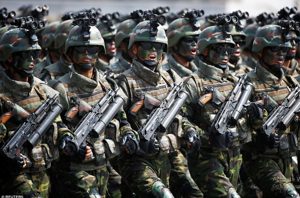 So với Quân đội Ukraine, lính Triều Tiên có thể thiếu kinh nghiệm chiến đấu và thể chất chưa ngang bằng. Tuy nhiên, tinh thần và kỹ thuật chiến đấu thì các binh sĩ Ukraine không thể sánh bằng. Đặc biệt khi truyền thông Hàn Quốc đưa tin, binh sĩ Triều Tiên thậm chí có thể không đủ ăn, nhưng họ vẫn có thể xuất hiện táo bạo và kiêu hãnh trên chiến trường Nga-Ukraine, cho thấy trạng thái tinh thần của họ tốt hơn những người có đủ ăn. 