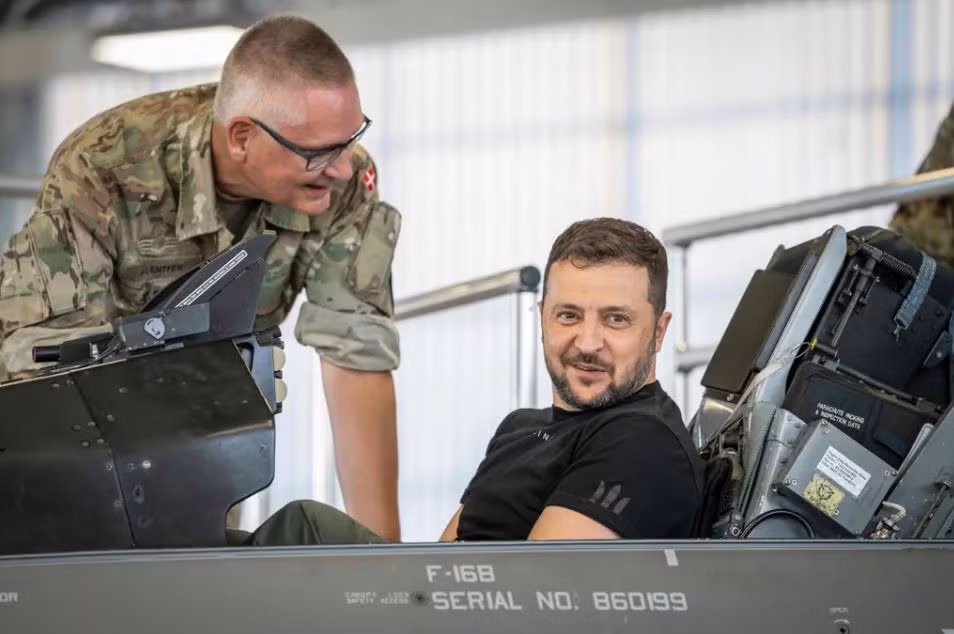 Bỉ, Đan Mạch, Hà Lan và Na Uy đã cam kết chuyển hơn 60 máy bay chiến đấu F-16 cho Ukraine. Những chiếc máy bay đầu tiên dự kiến sẽ xuất xưởng vào cuối năm nay.