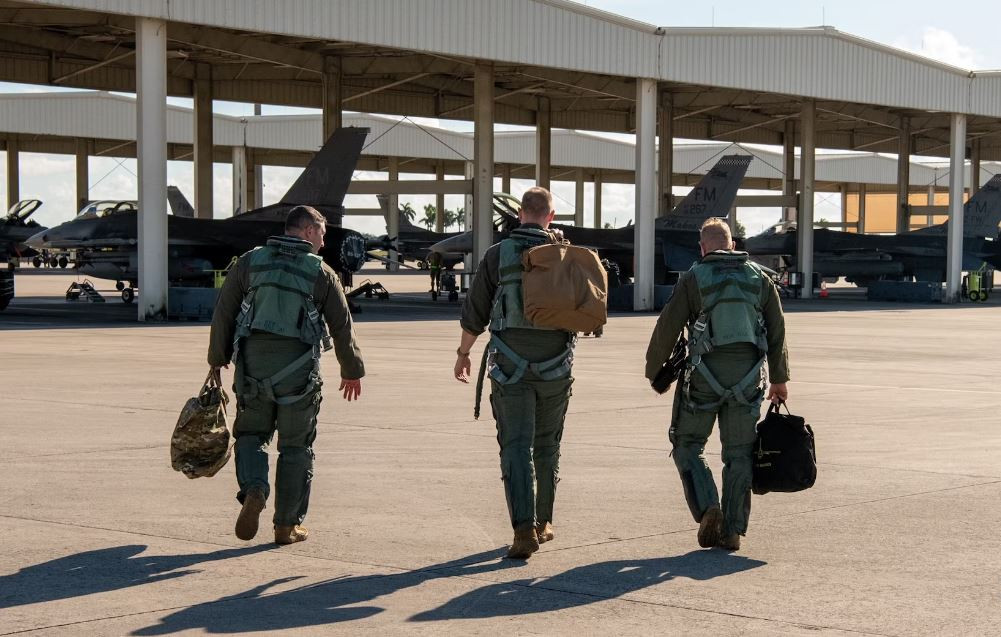 Trong khi các quan chức Mỹ và phương Tây nói rằng, số máy bay F-16 sẽ đến Ukraine theo từng đợt và hiện tại cơ sở đào tạo phi công quân sự ở bang Arizona (Mỹ), chỉ có thể đào tạo 12 phi công lái F-16 cùng lúc.