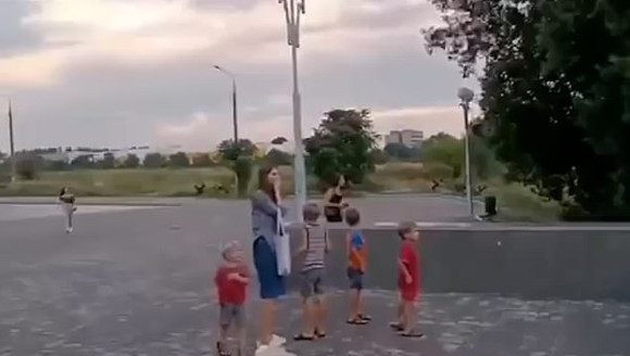 Nhưng điều khiến các nhà phân tích quân sự ngạc nhiên là lực lượng phòng không của Ukraine tại thành phố Zaporizhia đã không đáp trả các cuộc tấn công bằng tên lửa quy mô lớn vào thành phố và khách sạn Rekatz Riviera vào tối 10/8. Sai lầm của lực lượng phòng không sẽ có hậu quả bi thảm và chết người. 