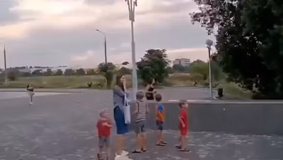 Nhưng điều khiến các nhà phân tích quân sự ngạc nhiên là lực lượng phòng không của Ukraine tại thành phố Zaporizhia đã không đáp trả các cuộc tấn công bằng tên lửa quy mô lớn vào thành phố và khách sạn Rekatz Riviera vào tối 10/8. Sai lầm của lực lượng phòng không sẽ có hậu quả bi thảm và chết người. 