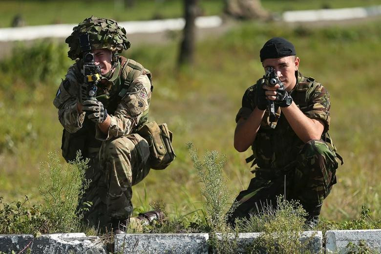 Tuy nhiên báo chí Anh cũng nghi ngờ rằng, có thể có nhiều hơn nữa, số quân nhân Anh được cử đến Ukraine, không chỉ để huấn luyện quân nhân Ukraine; nhất là có thông tin lực lượng đặc biệt quân đội Anh, những người có thể huấn luyện cho phía Ukraine, các hình thức phá hoại ở Donbass.