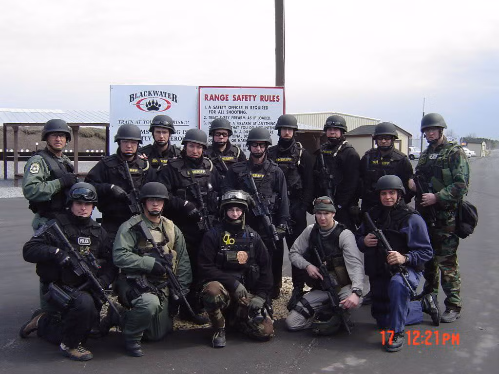 Trên các đoạn video được đưa lên mạng xã hội, được quay tại Donbas, người xem có thể thấy một nhóm 8-10 người. Đáng chú ý là các lực lượng này cũng đã được trang bị các loại vũ khí gần đây được chuyển giao cho Quân đội Ukraine, bao gồm súng bắn tỉa kiểu Mỹ, cũng như các hệ thống tên lửa chống tăng.