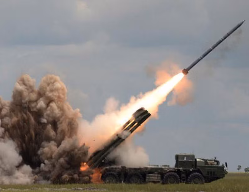 Tầm bắn của loại pháo phản lực Smerch có thể lên tới 70-90 km, trong khi diện tích tiêu diệt có thể lên tới 700 nghìn mét vuông. Điều này có thể so sánh với diện tích của một số thành phố nhỏ ở Donetsk, hoặc quy mô của một số khu định cư trên lãnh thổ của DPR và LPR.