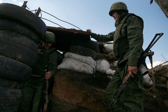 Hiện phía Quân đội Ukraine sau khi chiếm được làng Staromaryevka vào ngày 26/10, đã biến các tòa nhà ở làng này thành các công sự phòng ngự, đồng thời tăng cường hỏa lực từ xe bọc thép. Điều này không cho phép dân quân DPR sử dụng vũ khí pháo binh để tấn công; vì như vậy, sẽ dẫn đến nguy cơ làm thiệt hại dân thường.