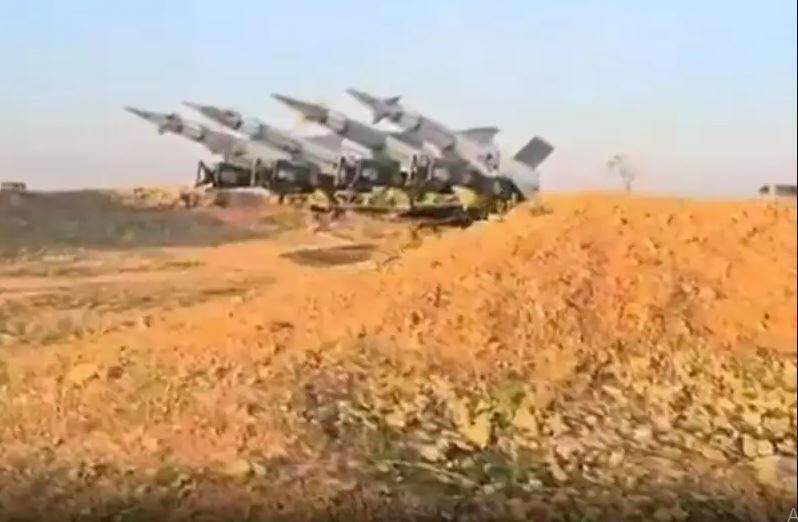 Nhưng không chỉ hàng chục xe chiến đấu bộ binh và xe tăng, mà cả hệ thống phòng không cũng rơi vào tay bọn khủng bố. Trong số các vũ khí và thiết bị thu được được HTS trưng bày, có xe tăng T-90A và bệ phóng tên lửa phòng không Buk và Pantsir-S1 do Nga viện trợ. Ảnh: Hệ thống tên lửa phòng không S-125M của Quân đội Chính phủ Syria bị quân nổi dậy thu giữ. 