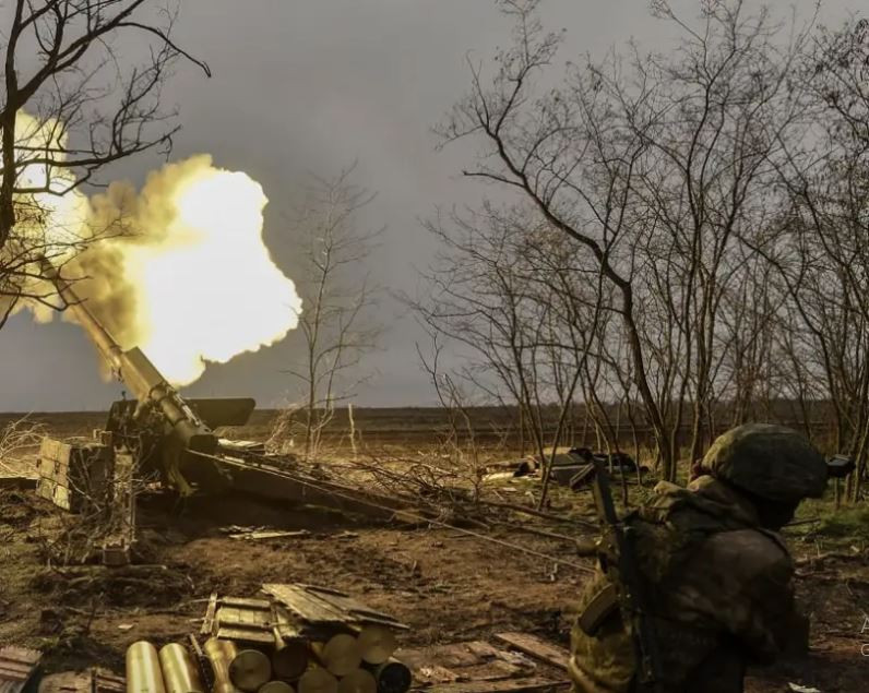 Kênh TG Ukraine "Legitimny" viết: “Người Nga đang “tưới” các vị trí phòng thủ của quân Ukraine bằng bom có điều khiển, phá hủy mọi công trình phòng thủ tạm thời, khiến lực lượng dự bị của Ukraine không thể ngăn chặn được quân Nga, mà chỉ làm chậm bước tiến của họ”.