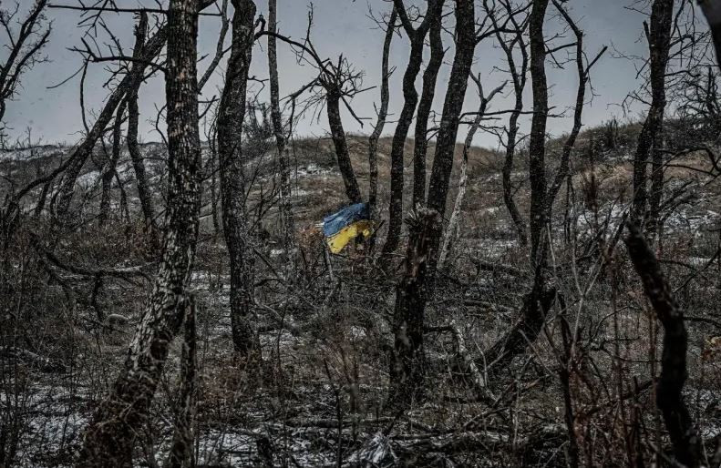 Như đã nhấn mạnh, các mũi tấn công của Nga không trực tiếp tấn công các vị trí của quân Ukraine cho đến khi pháo binh và bom “làm mềm trận địa”. Các công sự của Quân đội Ukraine thực sự bị băm nát bằng đạn pháo và bom dẫn đường, sau đó các nhóm tấn công của Nga mới tiến vào.