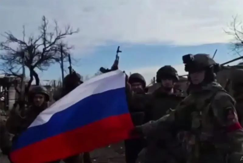 Sau khi chiếm được thành phố Avdiivka, Quân đội Nga tiếp tục cuộc tấn công, dần dần đẩy lùi quân Ukraine khỏi các vị trí phòng ngự tạm thời của họ và nhanh chóng đánh chiếm các làng ở khu vực ngoại ô phía tây Avdiivka theo đúng nghĩa đen là “đang di chuyển”.