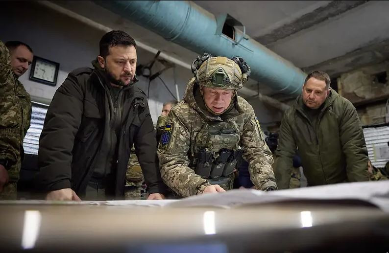 Ngày 27/2, truyền thông Ukraine chính thức thông báo họ mất quyền kiểm soát một số làng gần Avdiivka, trong đó có làng Lastochkino và làng Stepove. Đồng thời Quân đội Ukraine khẩn trương tăng viện cho lực lượng phòng thủ ở phía tây Avdiivka, tránh việc sụp đổ liên hoàn.