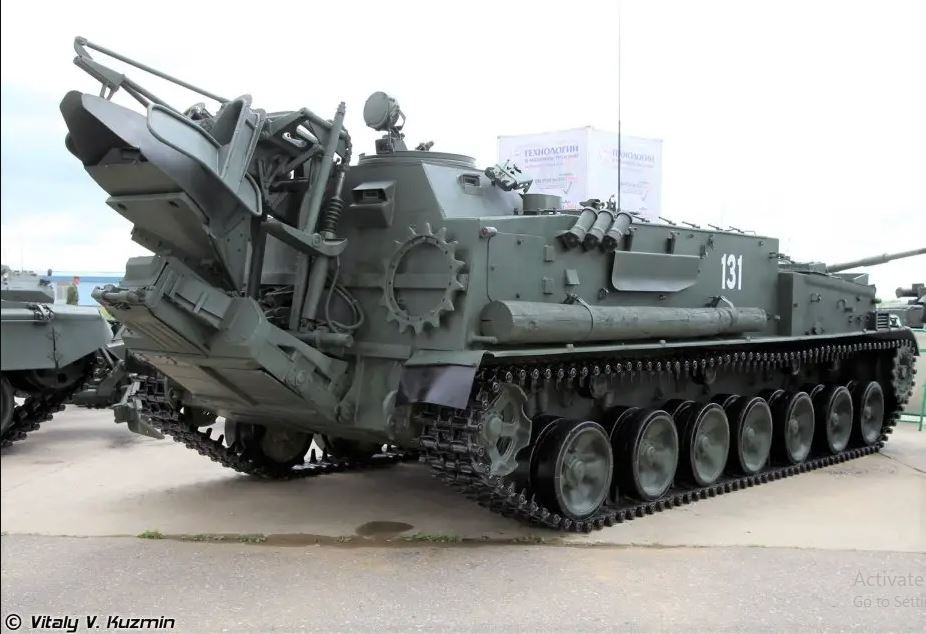 Nhưng khí tài công binh được quân đội Nga sử dụng phổ biến nhất là xe rải mìn tự động GMZ-3 Granilnik. Theo Bộ Quốc phòng Nga, các khí tài công binh này được sử dụng rộng rãi trong quân đội Nga, để có thể triển khai các bãi mìn quy mô lớn. Một phương tiện có thể rải 208 quả mìn, với khoảng cách các quả mìn từ 4,5-5 mét cùng một lúc. Ảnh:Vitaly.