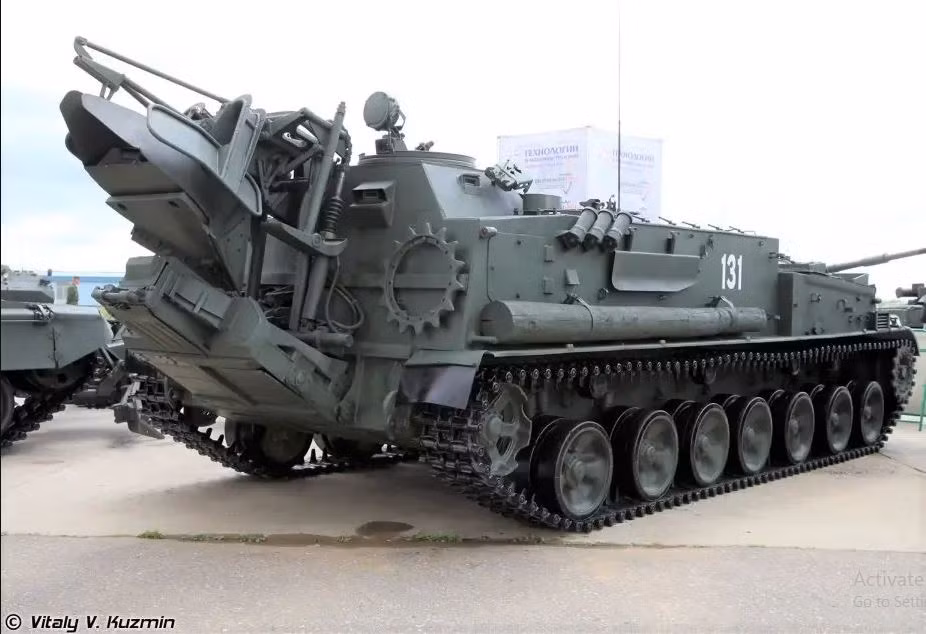 Nhưng khí tài công binh được quân đội Nga sử dụng phổ biến nhất là xe rải mìn tự động GMZ-3 Granilnik. Theo Bộ Quốc phòng Nga, các khí tài công binh này được sử dụng rộng rãi trong quân đội Nga, để có thể triển khai các bãi mìn quy mô lớn. Một phương tiện có thể rải 208 quả mìn, với khoảng cách các quả mìn từ 4,5-5 mét cùng một lúc. Ảnh:Vitaly.