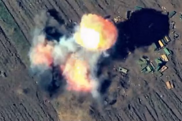 Tuy nhiên lực lượng vũ trang của Ukraine đã vấp phải sự kháng cự của lực lượng dân quân ly khai. Theo các nguồn tin từ cộng hòa tự xưng Donetsk, hai nhóm biệt kích và trinh sát vừa rời khỏi làng Staromaryevka, đã bị tấn công bằng súng cối 120 ly.