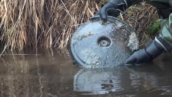 Để ngăn chặn Quân đội Nga tấn công, Quân đội Ukraine đã triển khai nhiều trận địa phòng ngự được bố trí liên hoàn ở các vị trí tiền phương; trong đó đặc biệt chú ý các bãi mìn chống tăng và chống bộ binh; đây là những vật cản ngăn chặn bước tiến của các đơn vị cơ giới Nga.