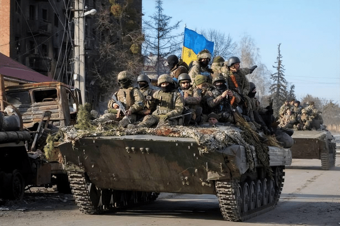 Quân đội Ukraine điều quân cấp lữ đoàn với số lượng lớn, bao gồm Lữ đoàn bộ binh cơ giới 92, Lữ đoàn bộ binh cơ giới 14, Lữ đoàn bộ binh cơ giới 66, Lữ đoàn dù 956, Lữ đoàn Phòng thủ nội địa 101 và Lữ đoàn phòng thủ nội địa 115 và 10 lữ đoàn khác đang ở Kreminna. Tổng cộng có 16 lữ đoàn.