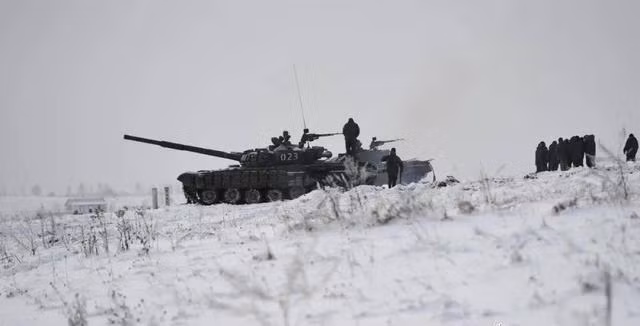 Ngoài ra, có thông tin Quân đội Nga đã điều thêm Lữ đoàn tác chiến đặc biệt Cận vệ số 24, Lữ đoàn tên lửa số 448 và Lữ đoàn bộ binh cơ giới độc lập số 15 đến chiến trường này. Nhìn chung, Quân đội Nga đã tập trung quân số nhiều hơn ở Kreminna so với chiến trường Bakhmut gần đây.