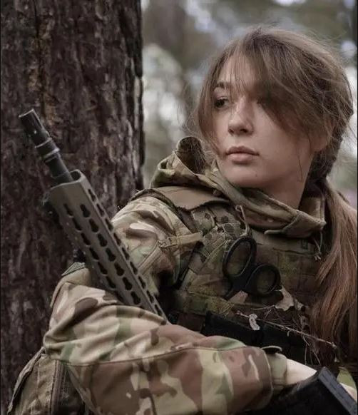 Điều đáng chú ý là nữ quân nhân bị quân Nga bắt thuộc chuyên ngành công binh; điều đó cho thấy vai trò quan trọng của lực lượng công binh nữ trong Lực lượng Vũ trang Ukraine. 