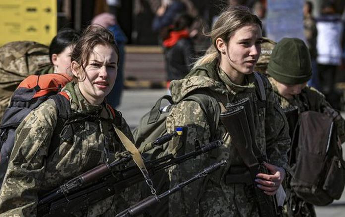 Theo bà Yulia Sviridenko, Phó Thủ tướng thứ nhất kiêm Bộ trưởng Bộ Kinh tế Ukraine, tỷ lệ nữ trong lực lượng công binh của Quân đội Ukraine đã lên tới 30%. Con số này không chỉ cho thấy tầm quan trọng ngày càng tăng của phụ nữ trong Quân đội Ukraine, mà còn phản ánh tác động sâu sắc của chiến tranh đến toàn bộ cơ cấu xã hội.