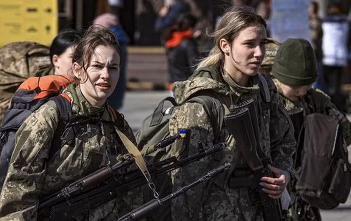 Theo bà Yulia Sviridenko, Phó Thủ tướng thứ nhất kiêm Bộ trưởng Bộ Kinh tế Ukraine, tỷ lệ nữ trong lực lượng công binh của Quân đội Ukraine đã lên tới 30%. Con số này không chỉ cho thấy tầm quan trọng ngày càng tăng của phụ nữ trong Quân đội Ukraine, mà còn phản ánh tác động sâu sắc của chiến tranh đến toàn bộ cơ cấu xã hội.