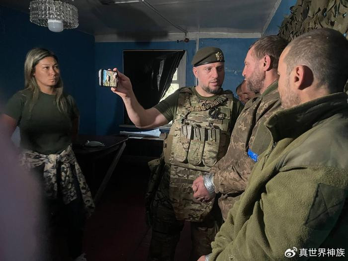 Theo lời khai của ba tù binh Ukraine, chuyện xảy ra với họ khá kịch tính. Hai quân nhân nam được văn phòng tuyển quân Ukraine “huy động nhập ngũ” trong “trường hợp khẩn cấp” trên đường phố Odessa. Điều này chắc chắn phản ánh những áp lực đang đè lên Quân đội Ukraine trong cuộc chiến đang diễn ra.