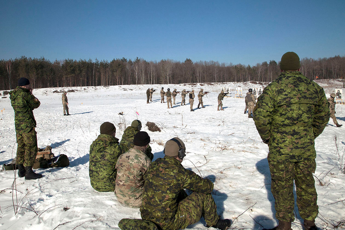 Những “lính tình nguyện” sau khi nhập cảnh vào Ukraine, chỉ trải qua một đợt huấn luyện cấp tốc 3-5 ngày, với những nội dung đơn giản bao gồm đọc bản đồ và sử dụng vũ khí, v.v., sau đó đưa họ trực tiếp ra tiền tuyến ở Kyiv, để chiến đấu; đây thực sự là điều hết sức nguy hiểm.