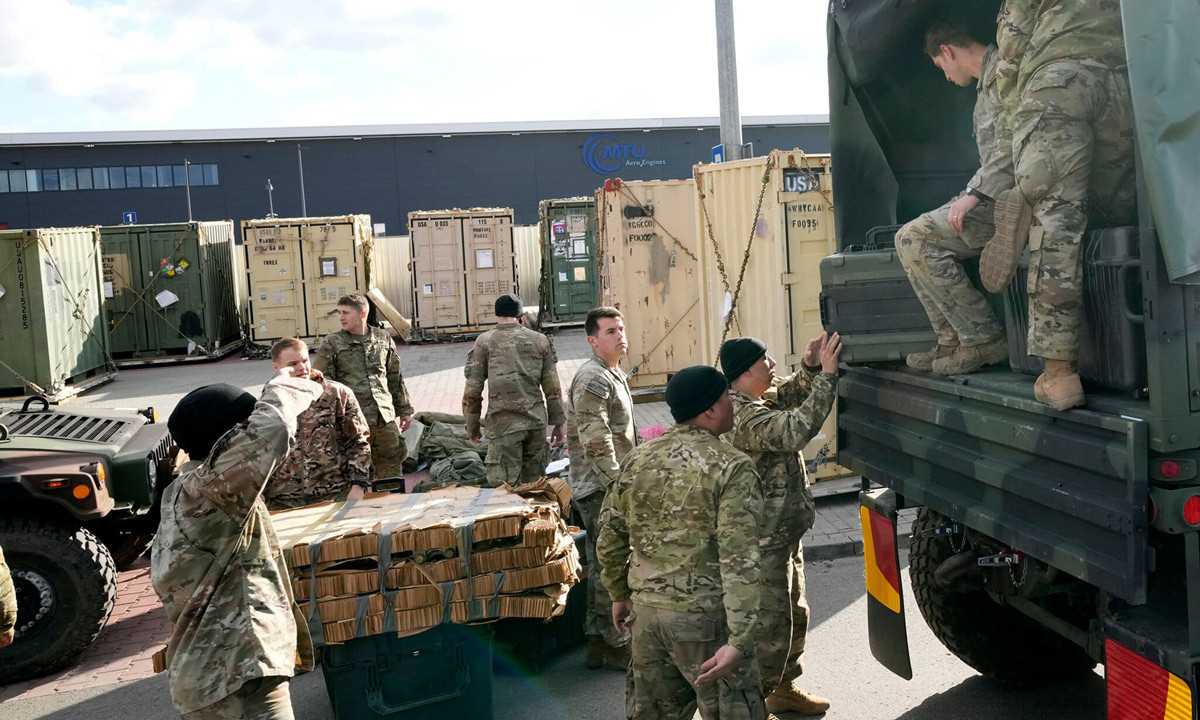 Mỹ và NATO chỉ gửi đến Ukraine những lời động viên và những lời cầu nguyện, hay có chăng đi nữa cũng chỉ là những loại vũ khí phòng thủ như tên lửa vác vai Javelin và một vài vũ khí phòng thủ khác. Khi Kiev kêu gọi Mỹ và NATO thiết lập vùng cấm bay đối với Nga ở Ukraina thì các nước này cũng đã không thực hiện.