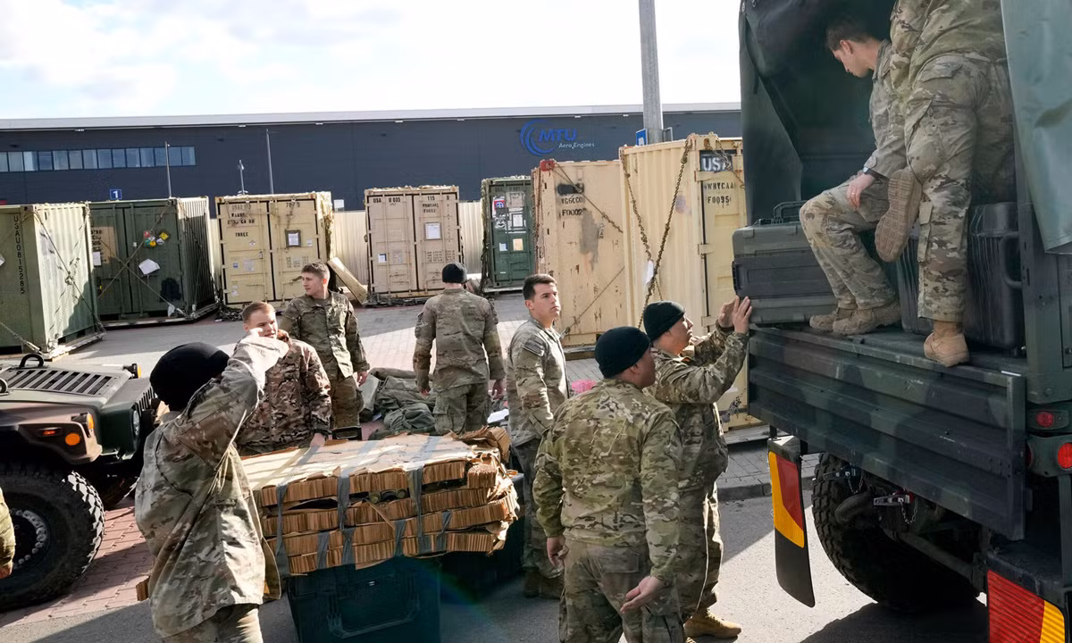 Mỹ và NATO chỉ gửi đến Ukraine những lời động viên và những lời cầu nguyện, hay có chăng đi nữa cũng chỉ là những loại vũ khí phòng thủ như tên lửa vác vai Javelin và một vài vũ khí phòng thủ khác. Khi Kiev kêu gọi Mỹ và NATO thiết lập vùng cấm bay đối với Nga ở Ukraina thì các nước này cũng đã không thực hiện.