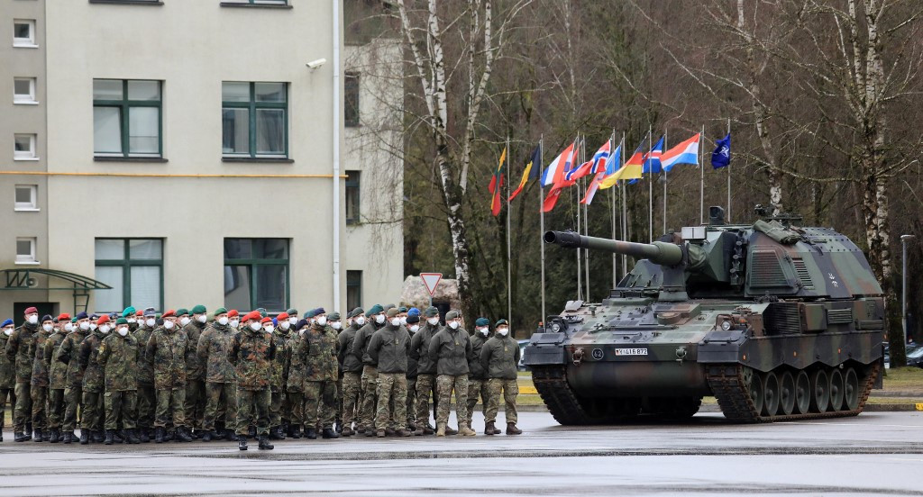 Cùng ngày, Tổng thống Mỹ Joe Biden xác nhận điều động tăng viện cho sườn phía đông của NATO ở châu Âu, bao gồm 7.000 quân nhân thuộc các lực lượng bộ binh và không quân. Chính điều này đã làm cho Tổng thống Zenlensky ảo tưởng về sự giúp đỡ của Mỹ và NATO nếu có xảy ra xung đột với Nga.